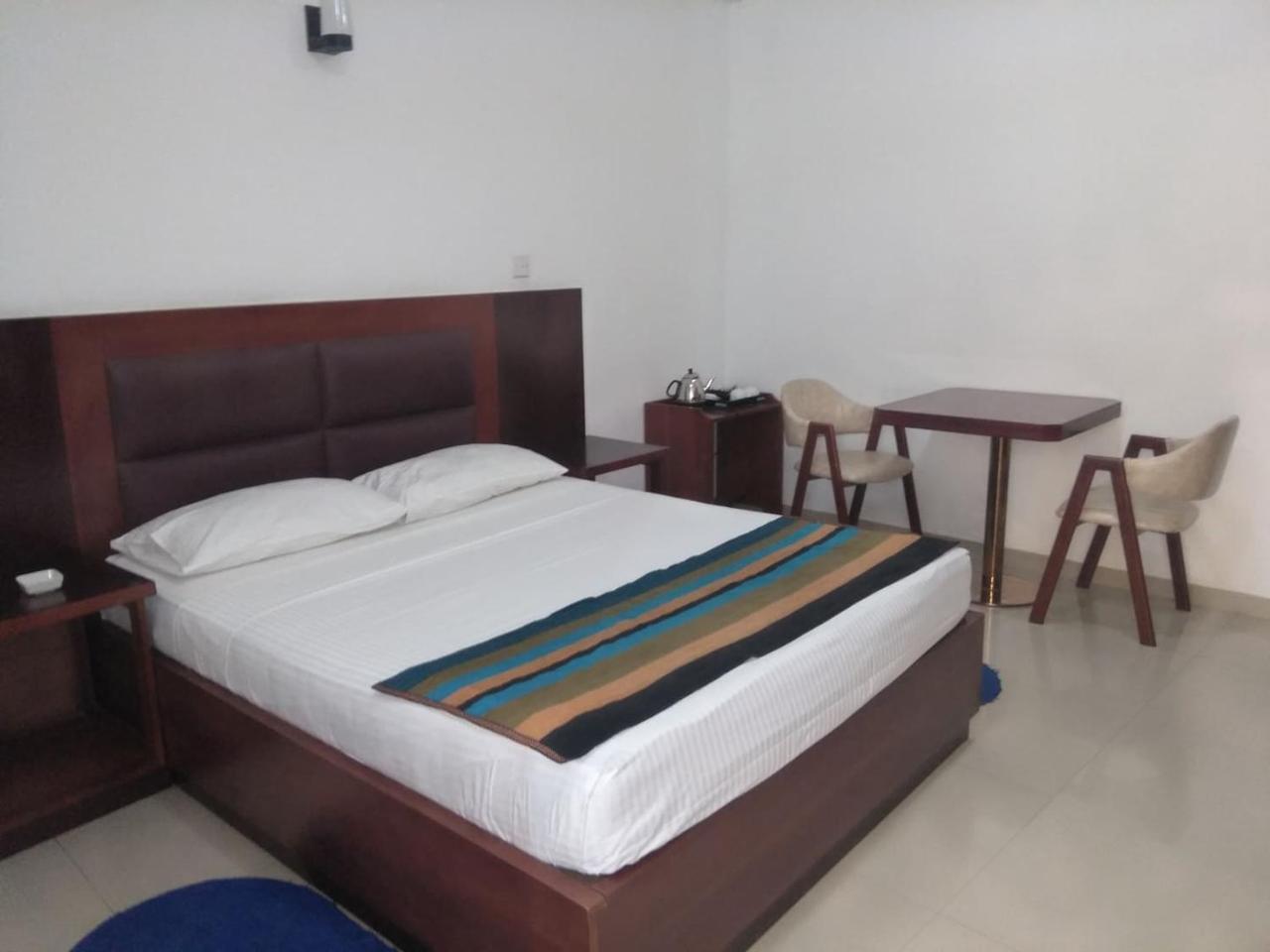 Hotel Kamrel Kurunegala Kültér fotó